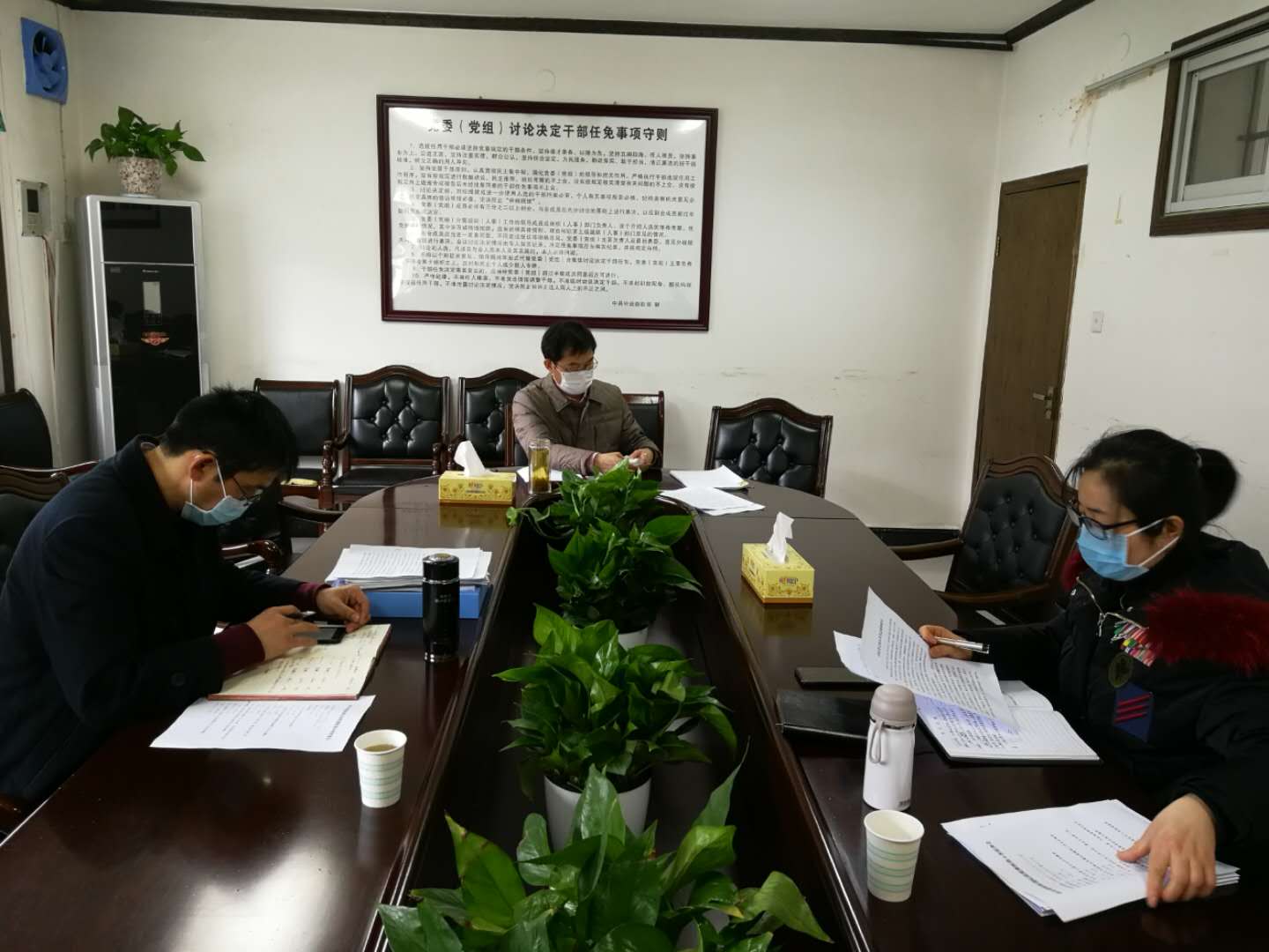 驻组织部纪检监察组组务会现场.jpg