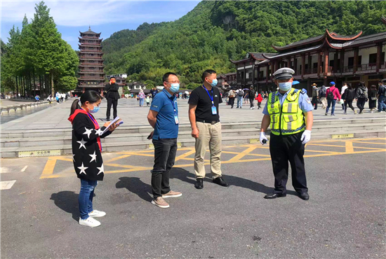 第二张5.2吴家峪广场交警对_副本.jpg 第二张5.2吴家峪广场交警对_副本.jpg